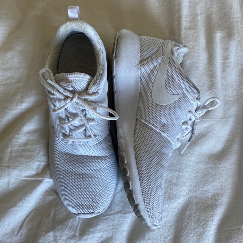White Nike Roshe
